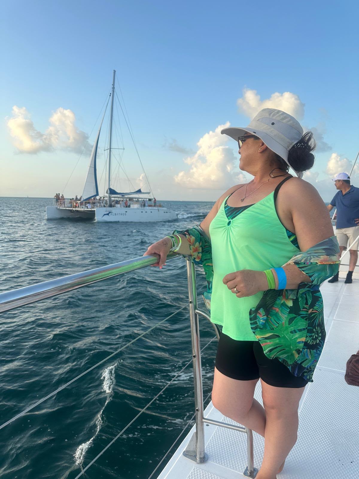 Viajera en catamarán al atardecer en Cancún